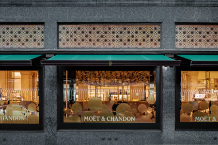 Imagem do lado de fora do Bar de Champagne Moët & Chandon em Harrods, projetado por Sybarite