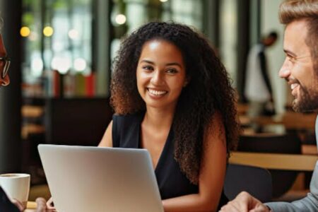 Mulher sorrindo enquanto conversa com outras pessoas