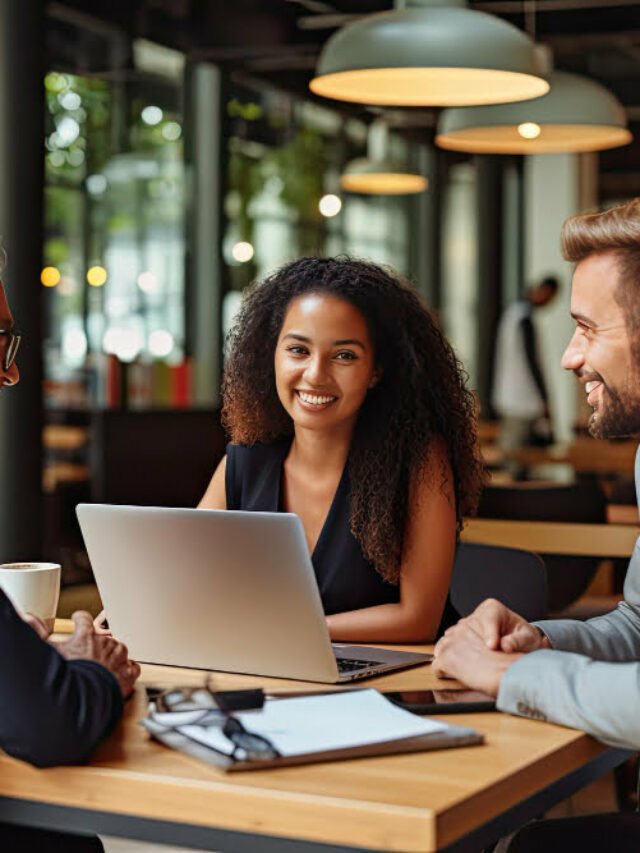 Mulher sorrindo enquanto conversa com outras pessoas