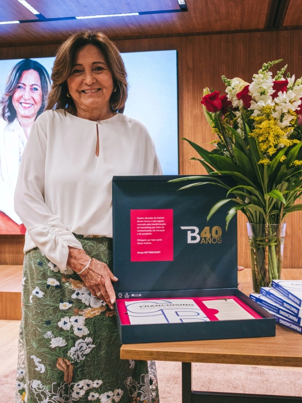 Claudia Bittencourt, fundadora do Grupo BITTENCOURT, realizando uma sessão de autógrafos no pré-lançamento do livro