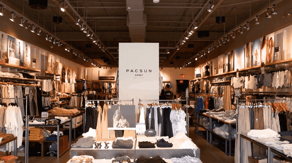 A PacSun mostra que social commerce é comportamento cultural — e que a loja física só é relevante quando tem função/Divulgação Santa Monica