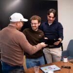 Na Graduate School of Education, dois jovens brasileiros mostram como a IA não substitui o pensamento humano — ela o amplia, com impacto direto no varejo e no franchising.